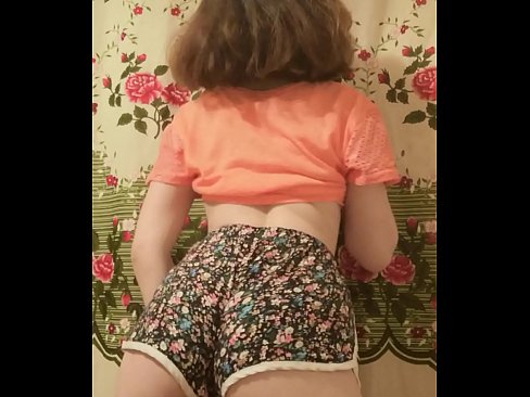 ❤️ Dhallaan yar oo sexy ah oo iska siibaysa surwaalka gaaban ee kamarada ❌  Galmada dabada